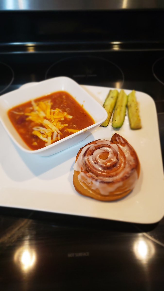 Smartins79's tweet photo. Food pairing on a Rainy Sunday. Warm bowl of chili w/ frosted cinnamon buns dipped in. Roasted garlic zucchini on side.
#kansasstyle #bucketlist #illtryitagain https://t.co/NDJntggblg