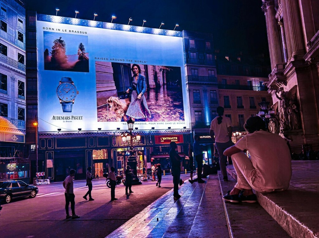 Play with light.

#smarphonephotography #Huaweishot #p40pro #p40prophotography #lightroomedit #igrefined #synthwave #pinkandblue #synthwaveaesthetic #streetphotography #streetshot #urbanphotography #throughthelens #goldenratio #paris ##operagarnierpa… instagr.am/p/CF9SyRZo8dm/