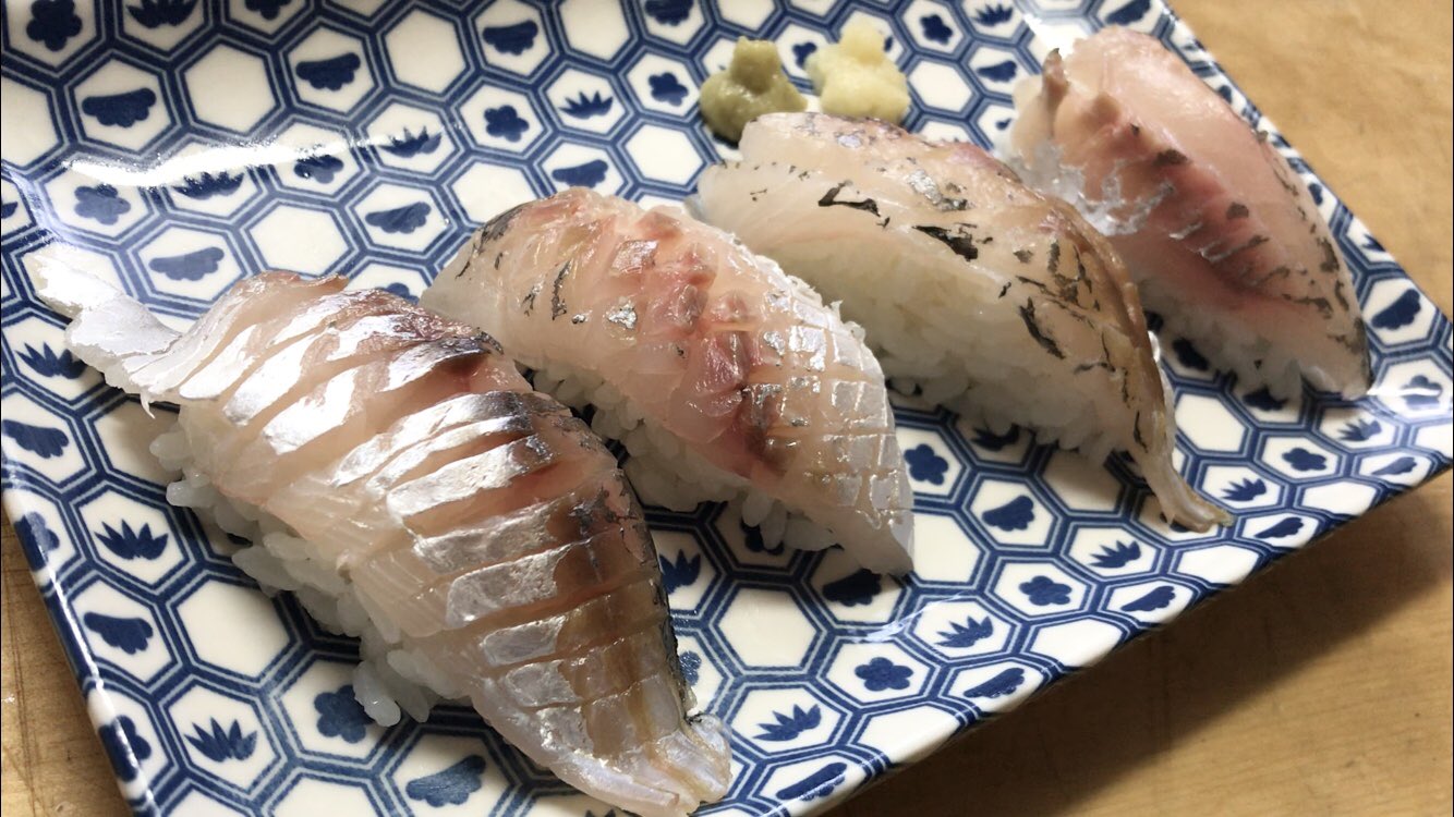 はやと はやとちゃんねる 7日間熟成させた黄金アジは 白く全身が良質の脂に包まれてベットベト 贅沢に四貫の寿司に これが金アジの行き着く先 終着駅 アジ 釣り 金アジ 黄金アジ つり幸 料理 寿司 お寿司 握り寿司 鯵 魚料理 T Co