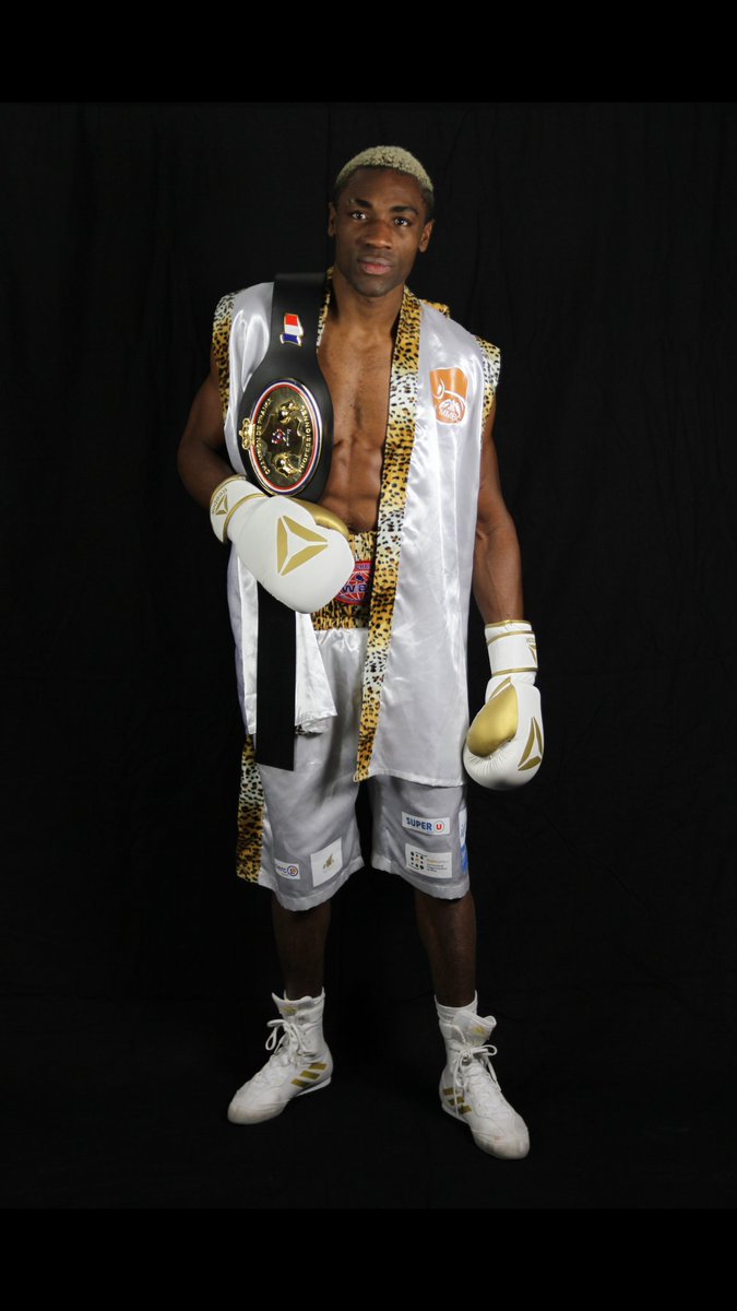 Aujourd'hui cela fait 1an  jour pour jour, que je touchais les étoiles, en devenant le 66 ème champion de France professionnel des poids moyens à Blois! 
L'histoire touche à sa fin, mais il me reste un dernier défi à accomplir pour boucler la boucle !!   #Phénix2021