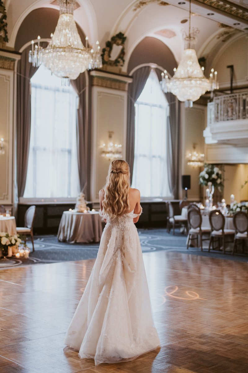 Elisabethb_eb's tweet photo. Dazzling reception room reveal.

Photo : @tanialemieux
Lieu : @FairmontFronten

#elisabethb #eb #weddingplanner #wedding #mariage #weddingquebec #mariagequebec #weddingreveal https://t.co/oQbus2Od8w