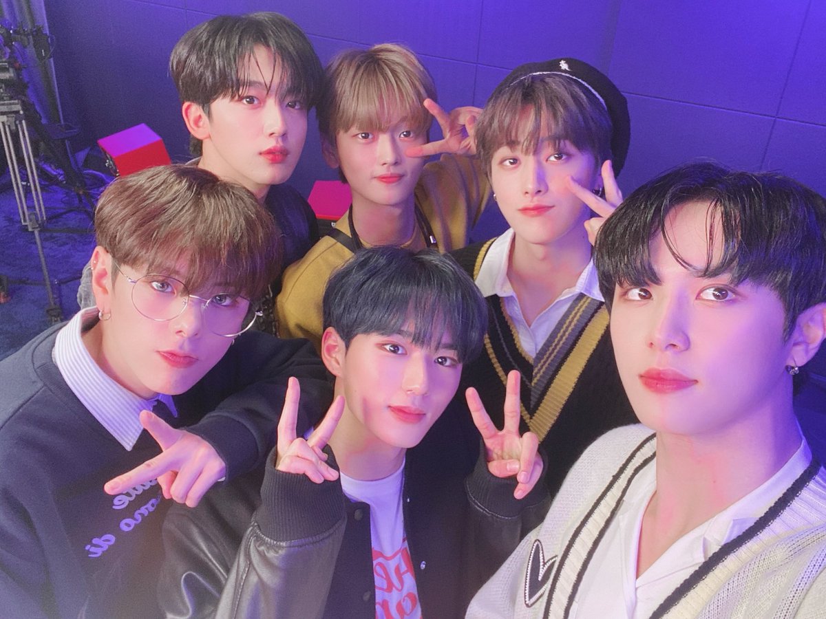 WEi__Official's tweet photo. 데뷔한지 하루도 되지 않아 괴물 신인 위아이(WEi)가 심야 아이돌에 나타났습니다🌕 월요일 밤 11시에도 엄청난 텐션으로 눈깜짝할 사이에 지나버린 1시간😭 다음에 또 만나요🙌

#위아이 #WEi #IDENTITY #First_Sight https://t.co/kwrkagGGxD