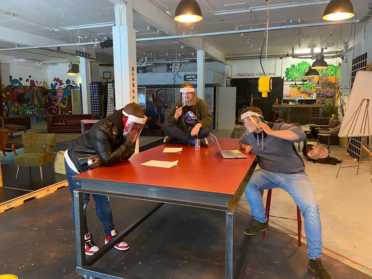 #WeekTegenEenzaanheid
Wat fijn ❤️! De aanmelding voor appeltaart-gesprekken stromen binnen 🥳! Jongeren gaan langs bij ouderen om samen te genieten van de taart en een goed gesprek. Aanmelden kan nog via bit.ly/AppeltaartGesp…
(foto: bellende jongeren naar ouderen)