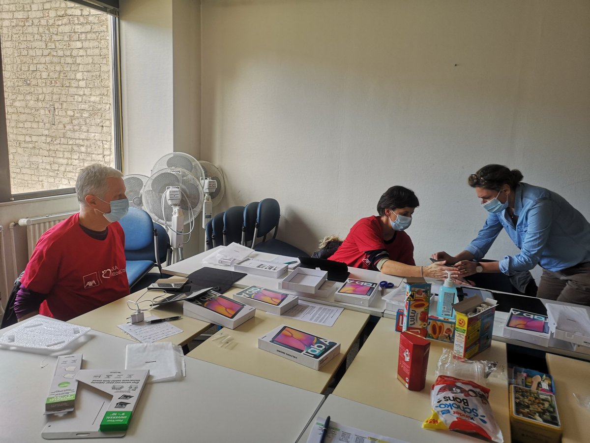 Après-midi chez <a href="/HabitatetHumani/">Habitat et Humanisme</a> pour l'installation &amp; configuration puis remise en mains propres de tablettes. #AXAAtoutCoeur