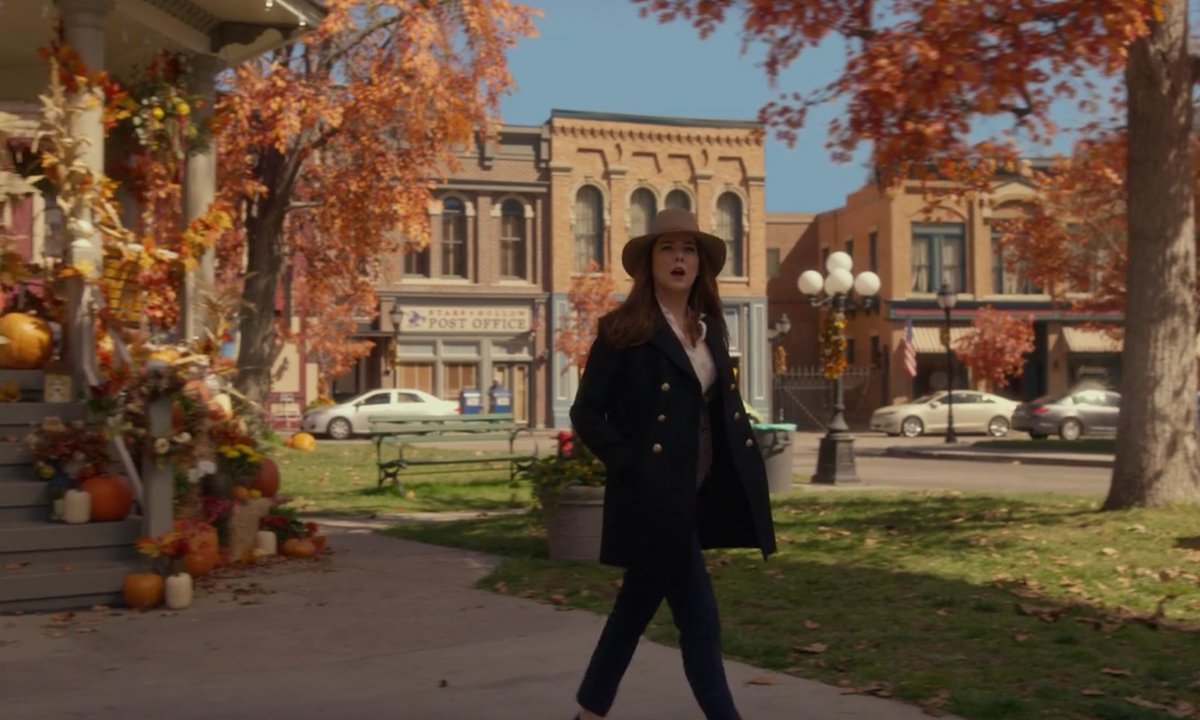 Netflix_CA's tweet image. 20 years ago today Gilmore Girls premiered and Lorelai Gilmore invented posing in fall foliage