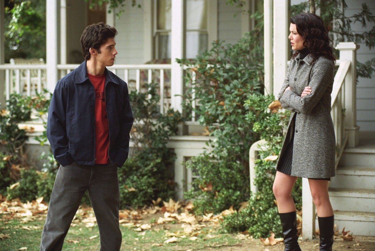 Netflix_CA's tweet image. 20 years ago today Gilmore Girls premiered and Lorelai Gilmore invented posing in fall foliage
