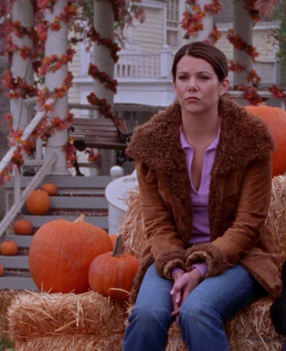 Netflix_CA's tweet image. 20 years ago today Gilmore Girls premiered and Lorelai Gilmore invented posing in fall foliage