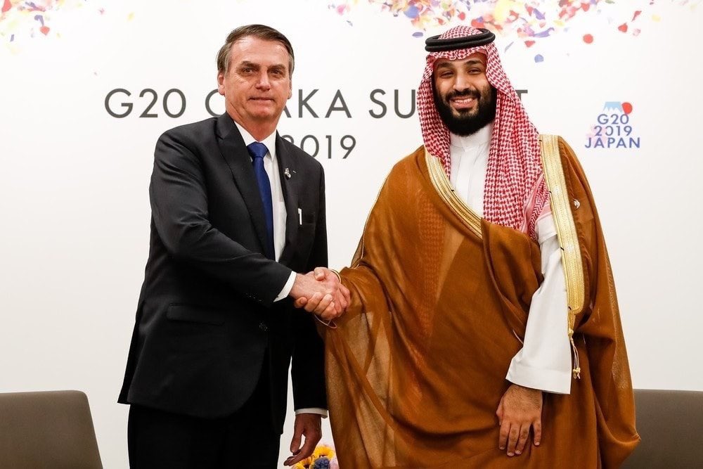 jairbolsonaro's tweet image. - Hoje conversei com o Príncipe Herdeiro da Arábia Saudita, Mohammad bin Salman Al Saud, e dar seguimento às iniciativas acordadas em minha visita a Riade, em out/2019.

- Estamos aprofundando nossa cooperação em Defesa, comércio, investimentos e outros temas.🇧🇷🤝🇸🇦