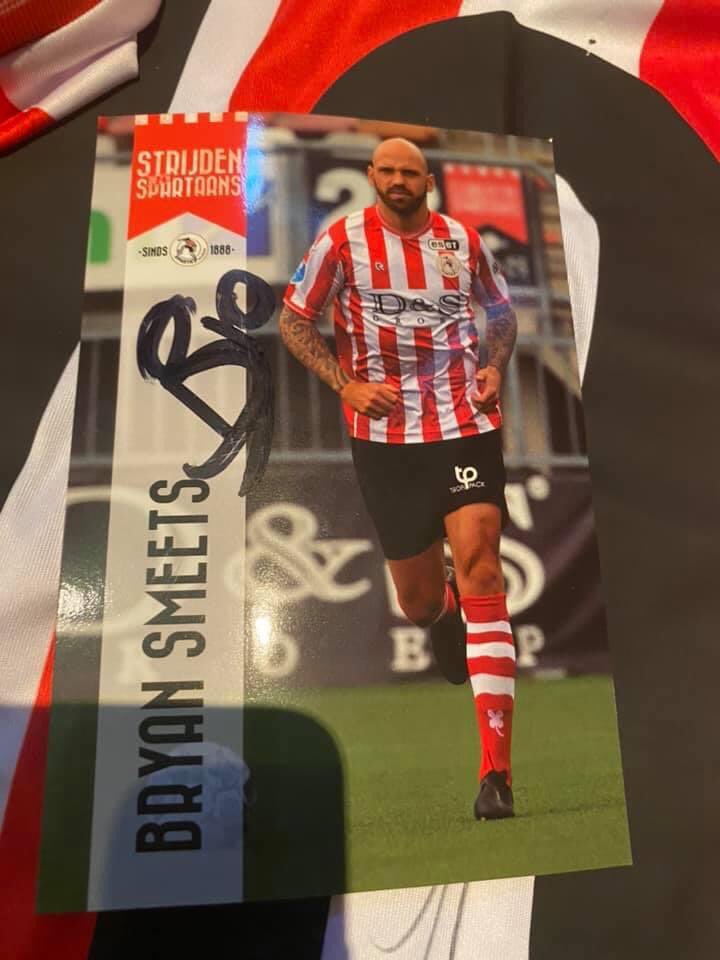 Na de weergaloze puntendeling bij <a href="/SpartaRotterdam/">Sparta Rotterdam</a> afgelopen weekend hebben wij nu:

Een gesigneerd wedstrijdshirt (seizoen 2019/2020) van de immer gretige middenvelder Bryan Smeets met handtekeningkaart.

Bieden kan tot woensdag 19u op onze pagina facebook.com/76690786671101…