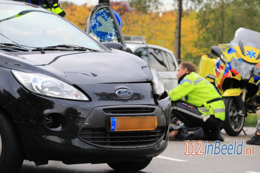 Schade bij aanrijding tussen twee auto's op kruising in #Amersfoort. 112 in Beeld.