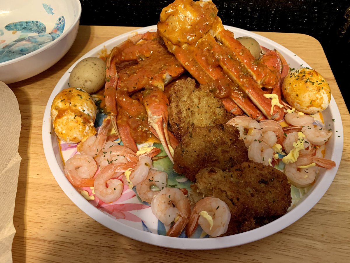 LaTashaGivens1's tweet photo. I stopped by my baby brotherโs house and he surprised me with dinner! This is up there with when he used to clean my room for $2 while I watched #Moesha ๐๐๐ You will forever be my sunshine ๐ #KosmicKitchen #KosmicChef https://t.co/ECE65iEUtc