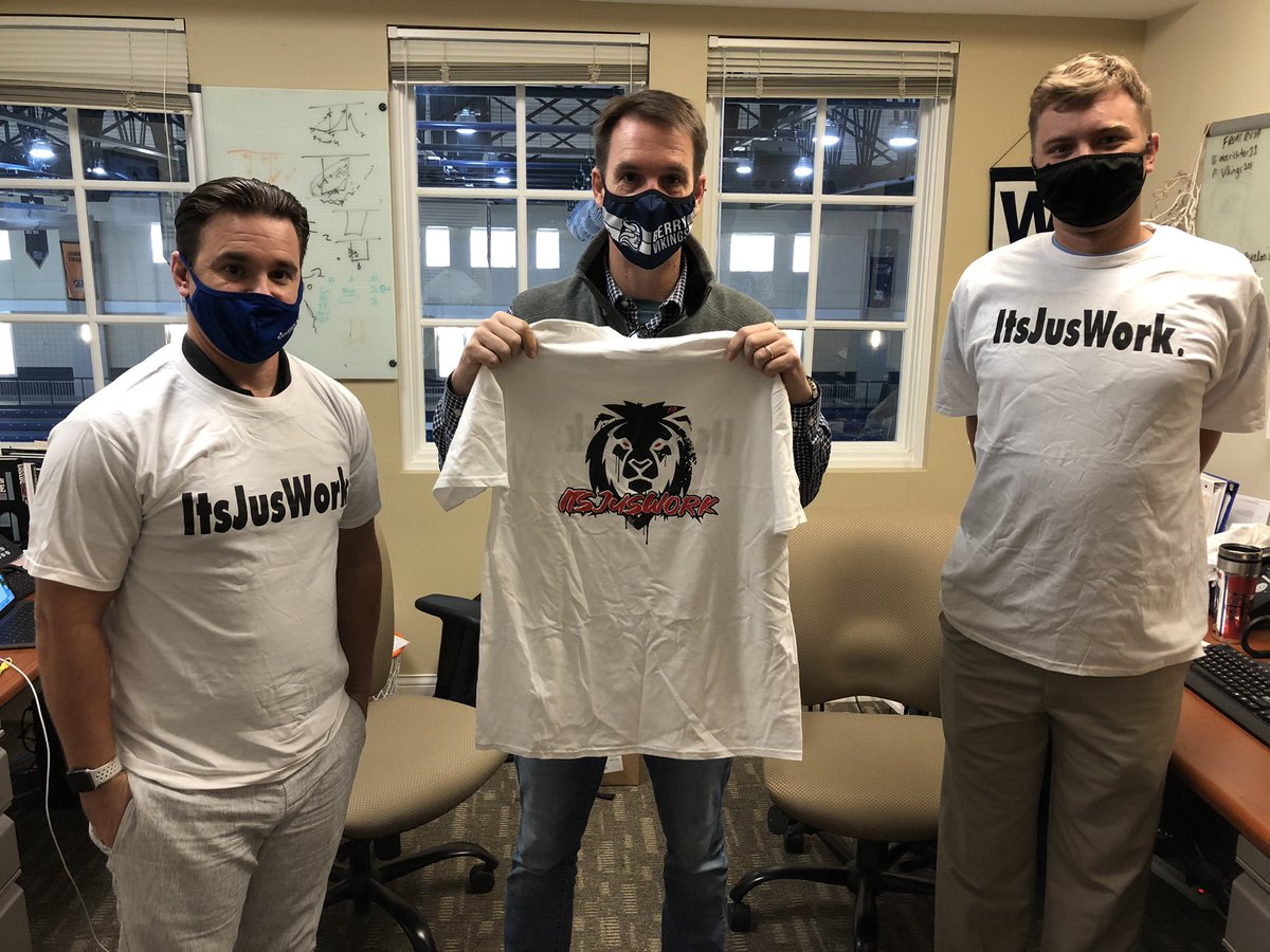 CoachMitchCole's tweet photo. Got our #ITSJUSWORK T-Shirts from @justus_edwards He’s a @BerryFootball player who inspires @BerryMBB_ to stay strong and keep climbing!#14strong https://t.co/dQ1IByKs9r