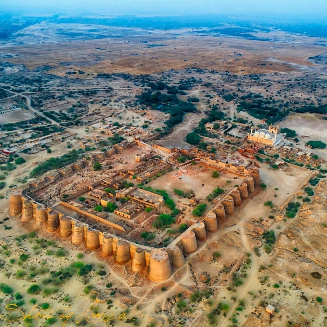 The Square Fort____________________In Pakistan and in the subcontinent in general there are two major designs of forts which are seen in 90% of the cases.One of them is the simple, square fort, which usually starts in size from 20m across to all the way to 200m or more.