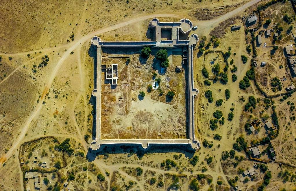 The Square Fort____________________In Pakistan and in the subcontinent in general there are two major designs of forts which are seen in 90% of the cases.One of them is the simple, square fort, which usually starts in size from 20m across to all the way to 200m or more.