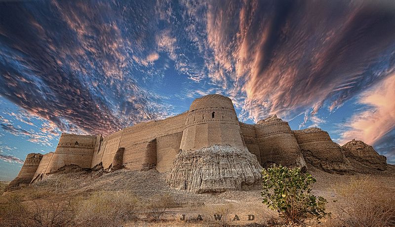 The Square Fort____________________In Pakistan and in the subcontinent in general there are two major designs of forts which are seen in 90% of the cases.One of them is the simple, square fort, which usually starts in size from 20m across to all the way to 200m or more.