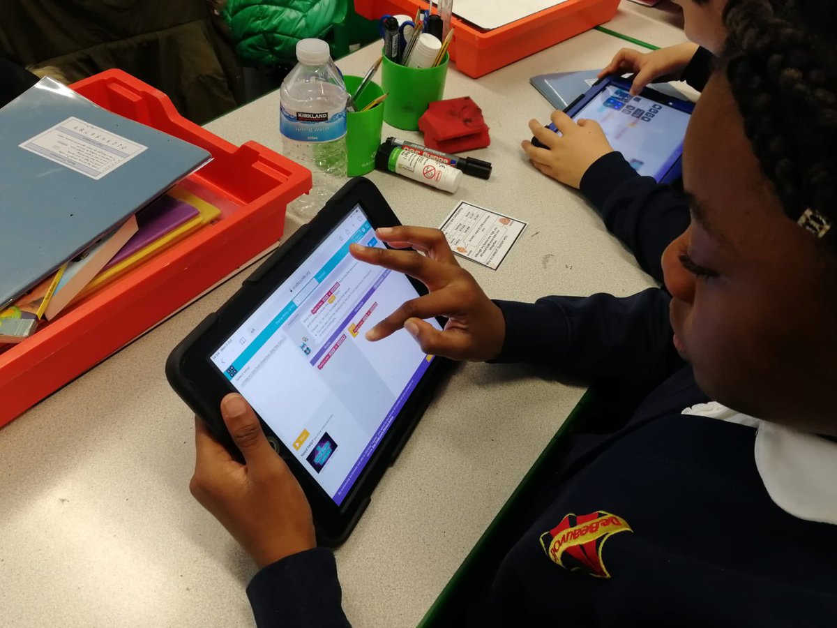 DeBeauvoirSch's tweet image. All the #coding fun today in Y5 - fanatical coders all round, we can see! #computing #primarycoding @MSEducationUK
