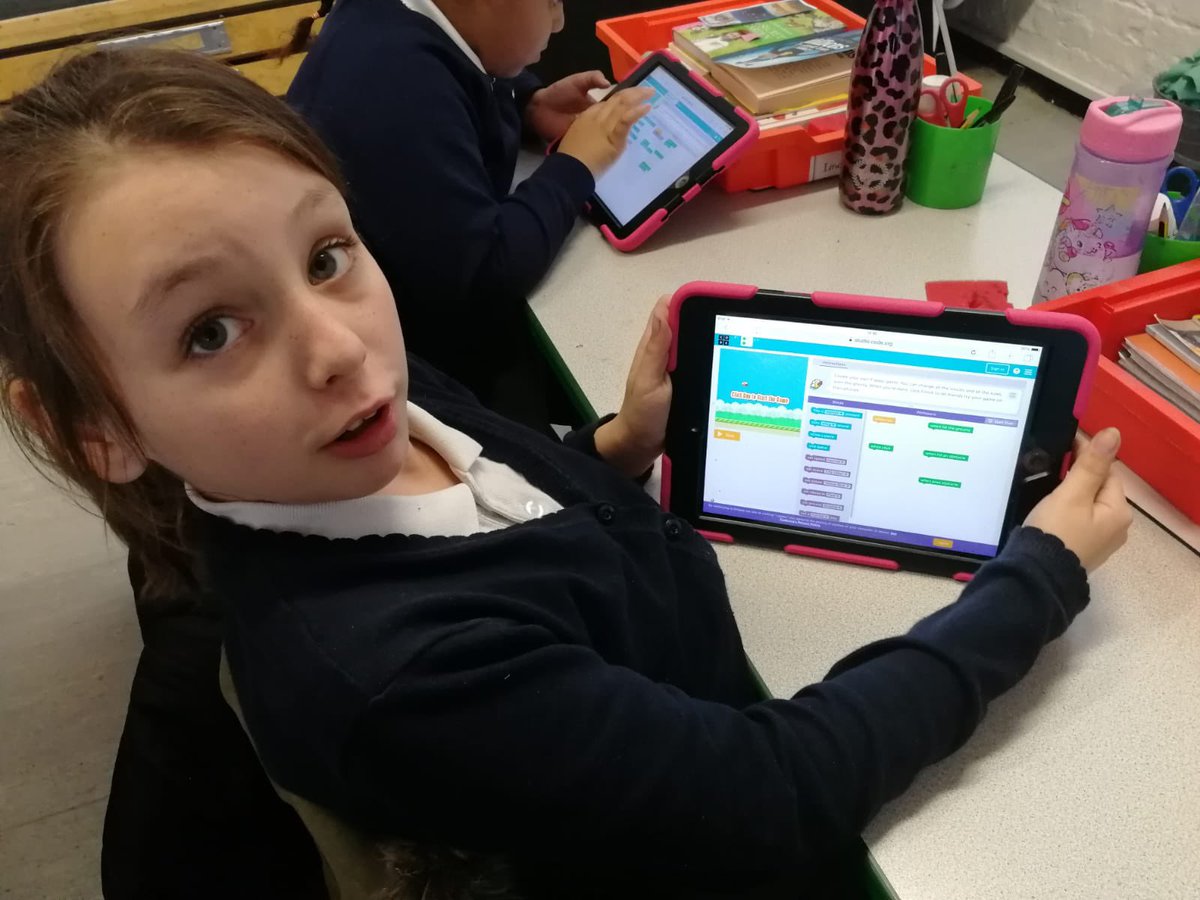 DeBeauvoirSch's tweet image. All the #coding fun today in Y5 - fanatical coders all round, we can see! #computing #primarycoding @MSEducationUK
