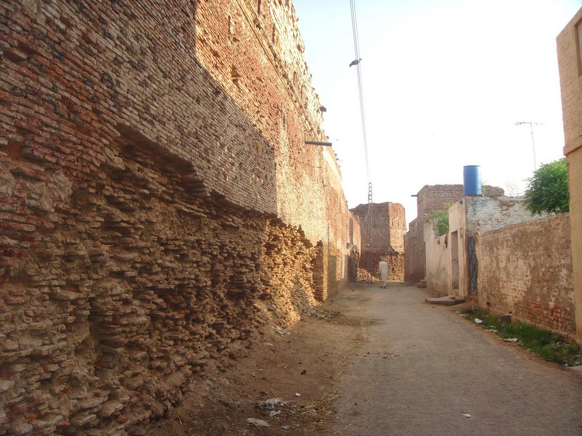 These would often be used as simple garrisons or as posts on royal roads.Most weren't use for residential purpose but some like Satghara, Okara (2) do house a permanent population.