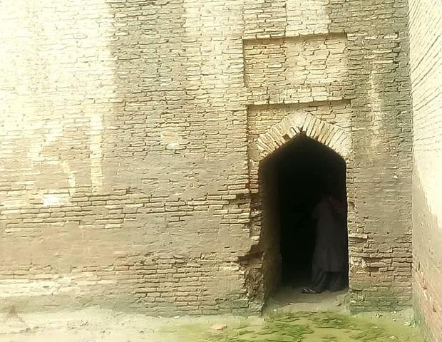 Many such forts also double as Sarai/inns as rooms would be built into the walls for lodgings.