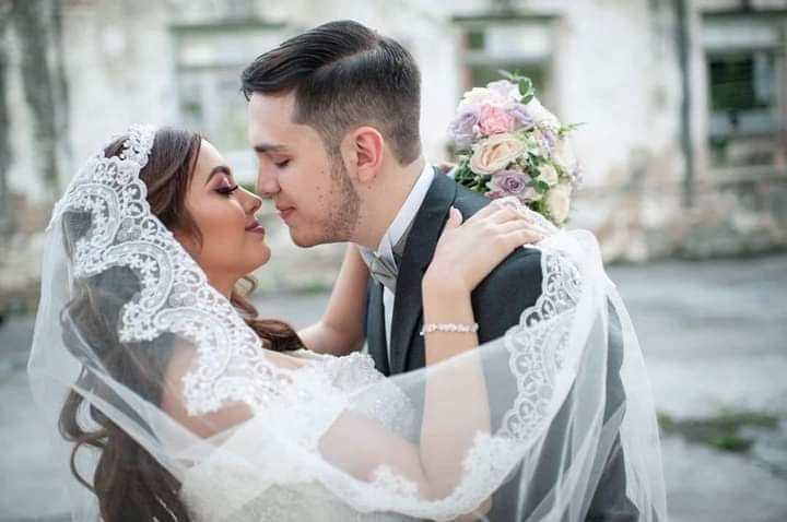 daanieeel23's tweet photo. Un día como ho pero del 2019 se casaban Juan y Ari, la famosa boda Sebari, una gran boda que para mí gusto era unica y para muchos tambien lo importante es que siguen juntos y eso es lo mejor, cada dia que pasa se apoyan mas y mas(+) #BodaSebari @arigameplays @JuanSGuarnizo https://t.co/UrOVbAztxV