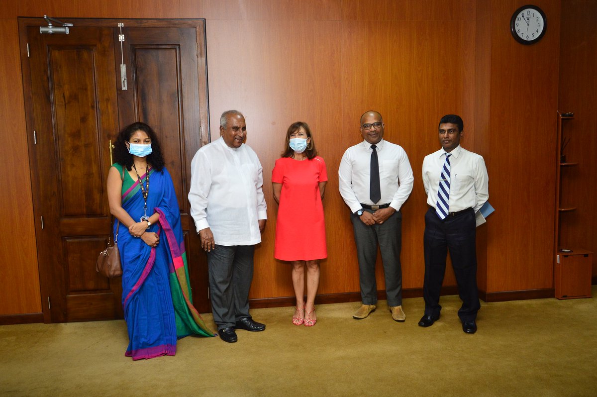 newsdotlk's tweet photo. එක්සත් ජාතීන්ගේ නේවාසික සම්බන්ධීකාරක හනා සිංගර් මැතිණිය හා ප්රවාහන අමාත්ය ගාමිණී ලොකුගේ මහතා අතර හමුවක් අද දින (2020.10.05) ප්රවාහන අමාත්යාංශයේදී පැවැත්විණි. #UN #TransportSL https://t.co/l3nhbxLV21