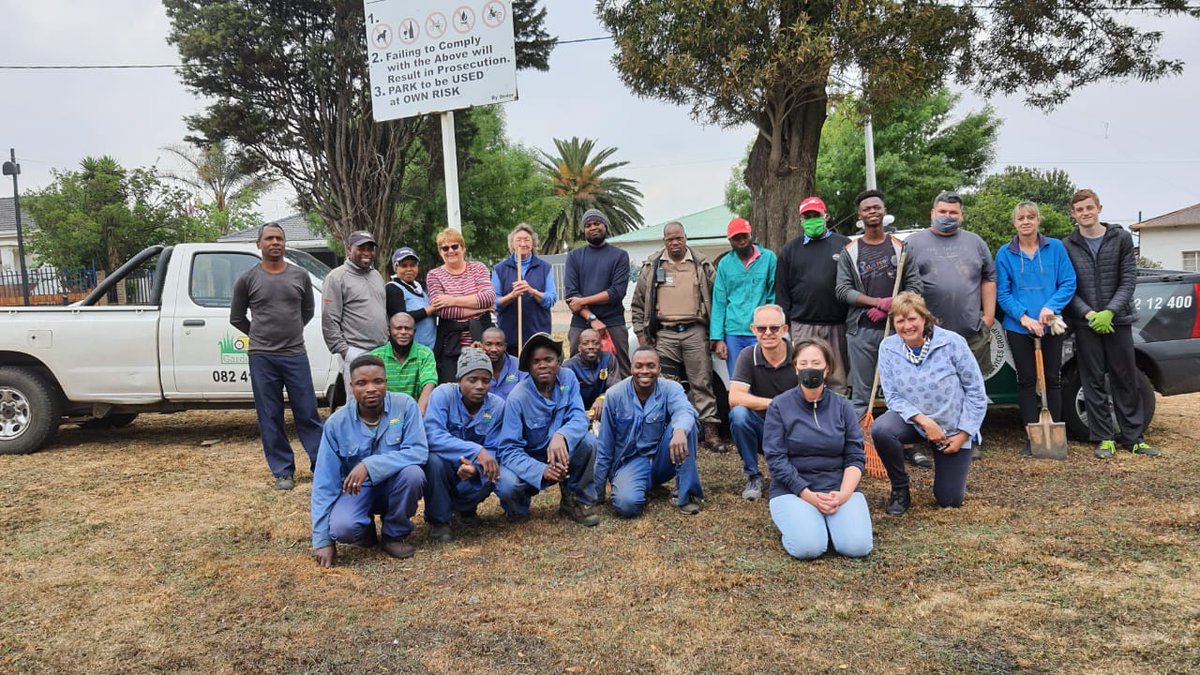 Fidelity_Secure's tweet photo. FidelityADT Ops team involved in a community park clean up at Oval Park in Symhurst.

#FidelityADT #Communityparkcleanup #Ovalpark #Symhurst #Keepingyousafe #Securingyourassets https://t.co/flc8ql5Klc