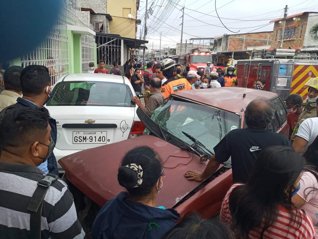 tuiteromovil's tweet photo. #TREMENDO ACCIDENTE EN #GUAYAQUIL 
En las Calles 36 y Chamber, Coalición Múltiple deja una Persona Sin Signos Vitales. https://t.co/DTNQWH1in3