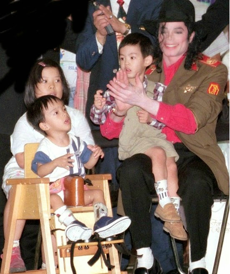 michaeljackson's tweet photo. This month in 1996 while on the road for the HIStory Tour, Michael visited Home Without Barriers, a hospital for disadvantaged children in Kaohsiung, Taiwan. He spent time with the children, offering small gifts and concert tickets. #MJHumanitarian https://t.co/Nr2LxvlnrY