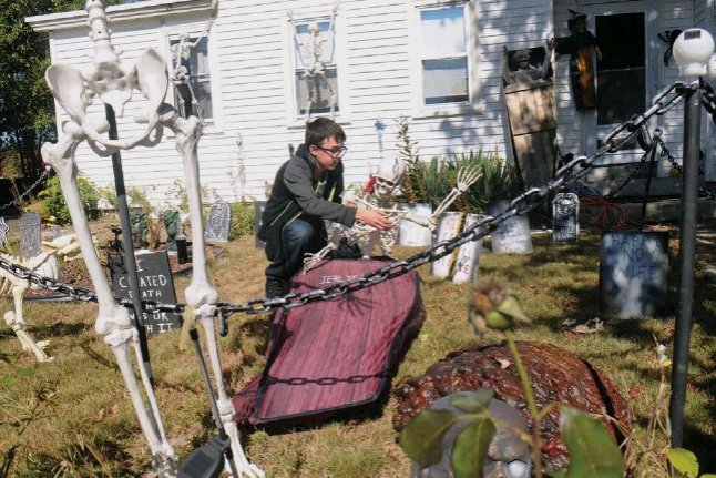 jofitz7's tweet image. In today's @WoonsocketCall and @Pawtuckettimes: Home Sweet Haunt - #Burrillville family pulls out all the stops for #halloweendecorations. Photos/@ernesta1959