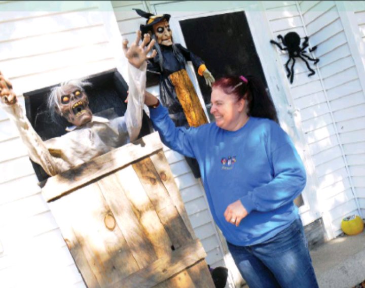 jofitz7's tweet image. In today's @WoonsocketCall and @Pawtuckettimes: Home Sweet Haunt - #Burrillville family pulls out all the stops for #halloweendecorations. Photos/@ernesta1959