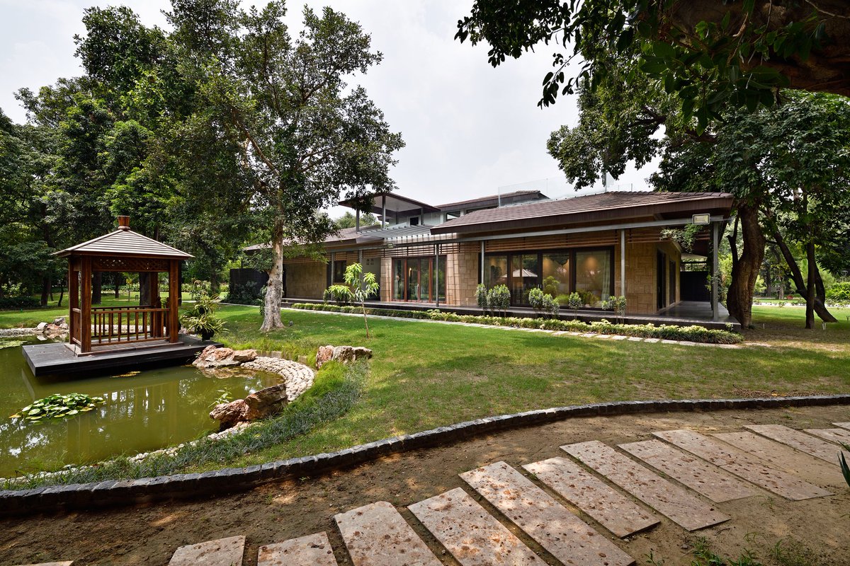 Dperspective_'s tweet image. The featured project &apos;Cantt Farm House&apos;, located in Lucknow, is designed by Priyanka Khanna &amp;amp; Rudraksh Charan of 42mm Architecture. instagram.com/p/CF9dcVOpgON/…

📸 - Ravi Kanade.

#42mmarchitecture #farmhouse #interiordesign #woodwork #openspaces