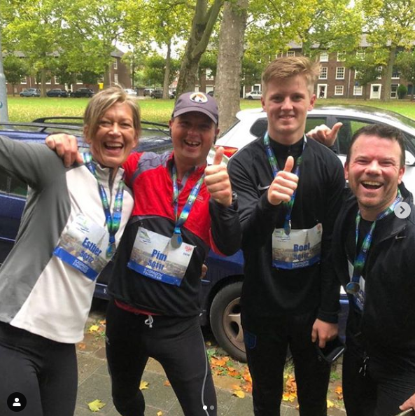 SingelloopBreda's tweet photo. WAUW! Wij zijn aan het genieten van jullie geweldige reacties, foto's en filmpjes 🤩. Alle deelnemers, supporters en vrijwilligers, dankjewel voor jullie enthousiasme 💙! Dankzij jullie was de Alternatieve Singelloop écht een feestje 🥳 #ASBEO #SingelloopBreda #hardloopfeestje https://t.co/qE8cC2SbGn