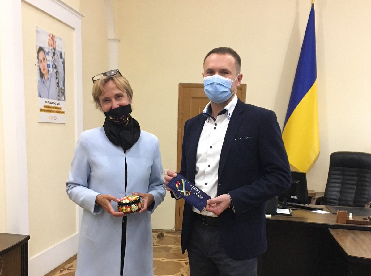 GermanyinUA's tweet photo. 🇩🇪-🇺🇦 співробітництво у сфері освіти і науки: Сприяння передовим науковим дослідженням та підтримка наших укр. партнерських шкіл – дві теми відкритої розмови між в.о. міністра освіти Шкарлетом та Послом Фельдгузен
#paschnet #DAAD_Germany https://t.co/hDoWhepWHD