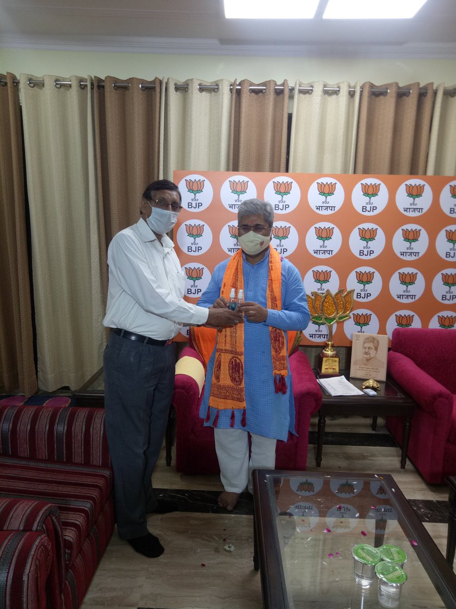 KaliaAjit's tweet photo. श्री दुशयंत गौतम जी राज्य सभा सांसद एवं राष्टीय महामंत्री भ ज प को महामंत्री नियुक्त होने पर बधाई दी । https://t.co/MDw7hh0ebj