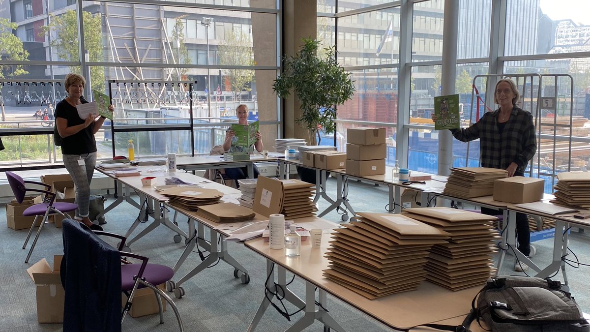 📗 👗 Alle boeken voor de Voorleesactie op de #DagvandeDuurzaamheid zijn op de post! Het boek 'De wereld van kleding' ligt nu in jouw brievenbus! 

Te laat aangemeld? Meedoen is ook mogelijk met het digitale boek. Bekijk het boek online op: dewereldvankleding.nl/boek