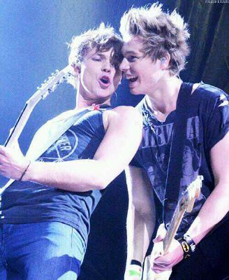 Random Lashton pics that I like                  ~a thread