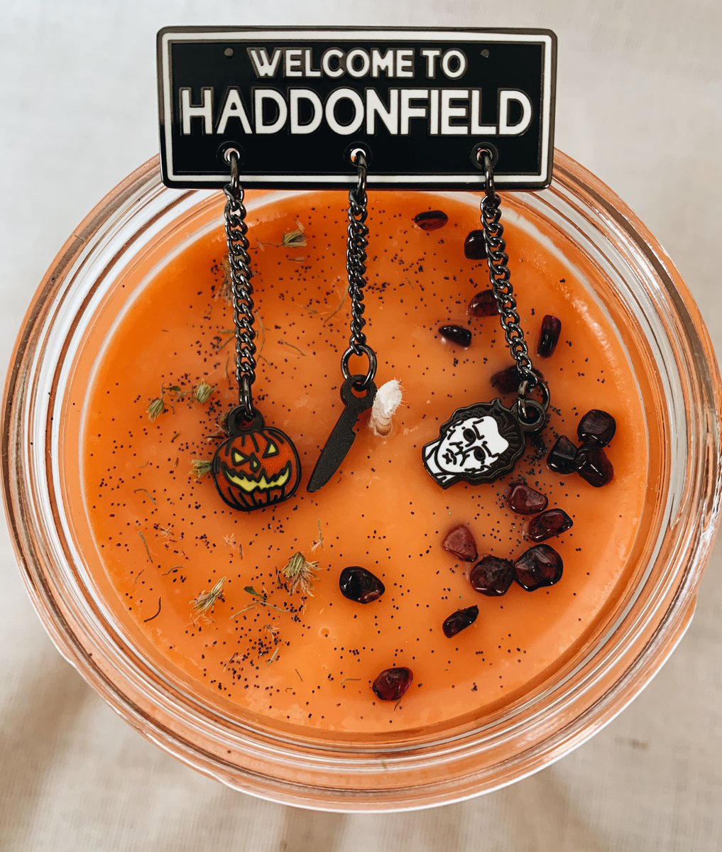 k80eyes's tweet photo. just gonna promote my art real quick ✨ i make soy candles, wax melts and room sprays. i’ll be having a horror candle update october 23rd! 
https://t.co/7paNca5uay 🖤 https://t.co/BmDQUIt2Hp
