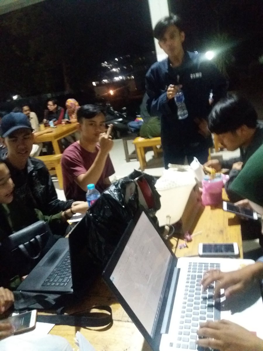 ricizzz's tweet photo. @Bandungfess NEMU FOTO INI😭 KANGEN BANGET KERKOM DI KANTIN PSI SAMPE KAMPUS SEPI😭 https://t.co/7bgsJ83eQF