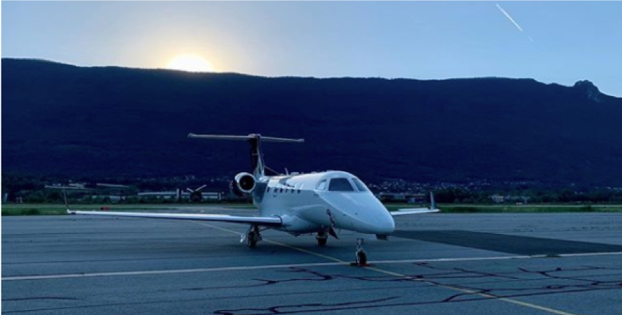 airportchambery's tweet photo. Return of the pilot @benjamingaravel on the tarmac of the airport, on board the Phenom 300 E after a long day.

#pilot #pilotlife #corporatepilot #airlinepilot #frenchpilot #aviator #phenom300 #privatejet #corporatejet #executivejets #airplane #aviation https://t.co/bbVP1N4HNT