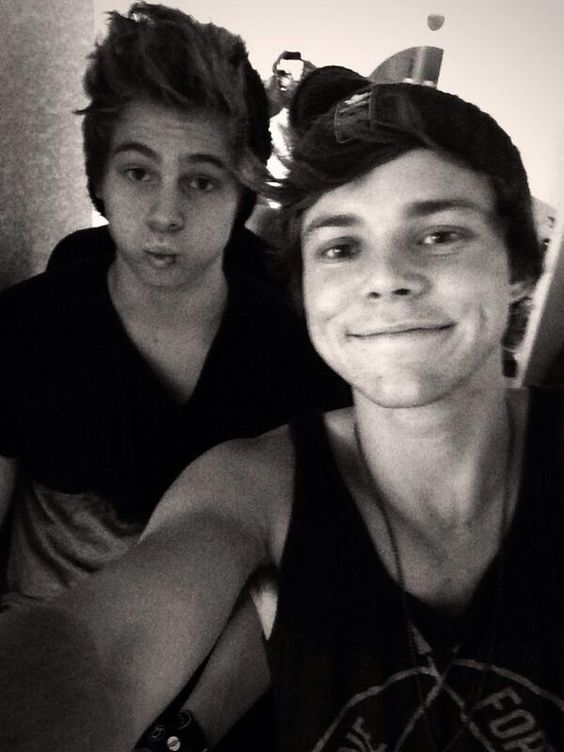 Random Lashton pics that I like                  ~a thread