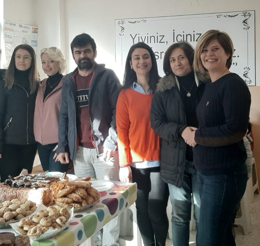 Başta öğretmenlerimiz olmak üzere tüm öğretmenlerimizin Dünya Öğretmenler Günü kutlu olsun 💐💐