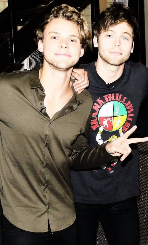 Random Lashton pics that I like                  ~a thread