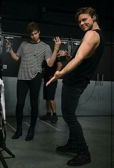 Random Lashton pics that I like                  ~a thread