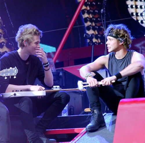 Random Lashton pics that I like                  ~a thread