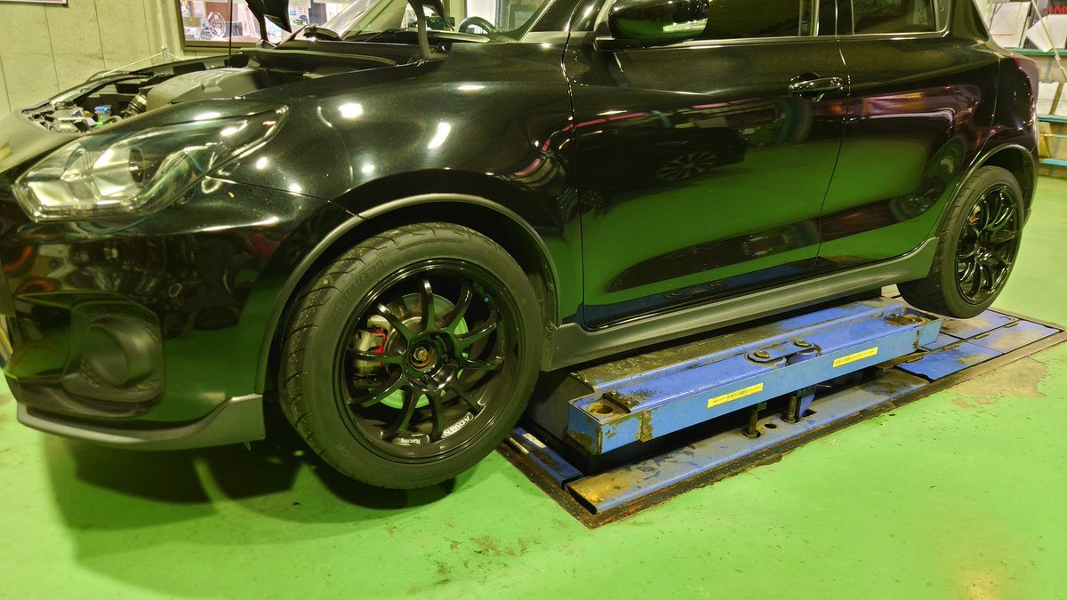 スイフト乗りの整備士 タイヤの最終締め付け方法 トルク締め タイヤが地面に接地状態 車重がタイヤにかかってない状態 です しっかりセンターが出てない状態で 完全接地させての締め付けは ホイールのホールが変形します スイフト乗りの整備士 タイヤの最終締め付け方法 トルク締め タイヤが地面に接地状態 車重がタイヤにかかってない状態 です しっかりセンターが出てない状態で 完全接地させての締め付けは ホイールのホールが変形します
