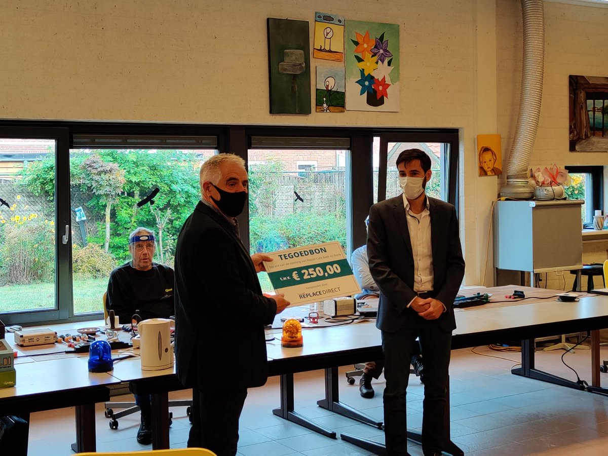 Als landelijk partner van stichting Repaircafé konden we de opening van het Repaircafé in Beek en Donk, het dorp waar wij gevestigd zijn, natuurlijk niet onopgemerkt voorbij laten gaan. Met een mooie cheque zijn we langsgegaan om de vrijwilligers een goede start toe te wensen.