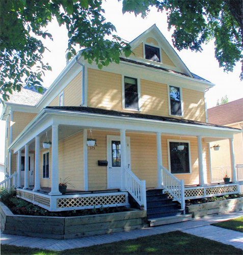 Author and #nationalhistoricperson Gabrielle Roy was born and raised in this St. Boniface house, now a #nationalhistoricsite. She often described and idealized it in her writing. Learn more about this site: ow.ly/JAOe50BENlz #WomensHistoryMonth