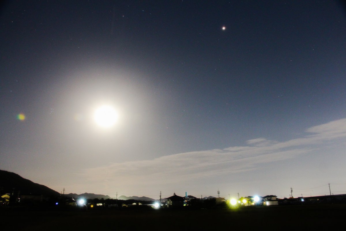 加藤 浩幸 明日の地球と火星の最接近 火星を見るなら おススメの時間帯があります それは 月が昇る前です 2 6等級の明るさ の火星であっても 月が昇ると 月の明るさに目が慣れ 火星の明るさや赤さを楽しめなくなってしまいます 当方は月の出が8時頃