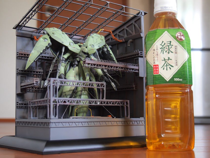 #改造したらこうなった
#ノイエジール

ほんのちょっとだけ手を入れるだけで、激変したよ。
４枚目は、500のペットボトルと比較
格納庫はプラ板切って貼ってで作ったけど、今見ると精度悪すぎ・・・