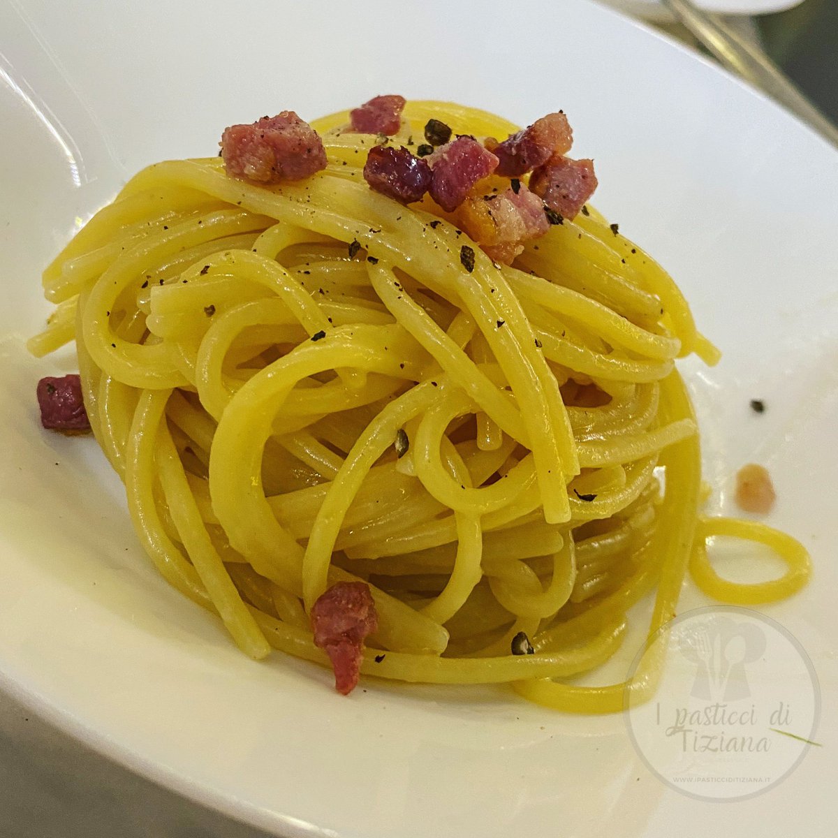 Spaghetti alla gricia. Guanciale, pecorino e pepe. blog.giallozafferano.it/ipasticciditiz… #pastaallagricia #primipiatti #primipiattiitaliani #ricetteveloci #amocucinare